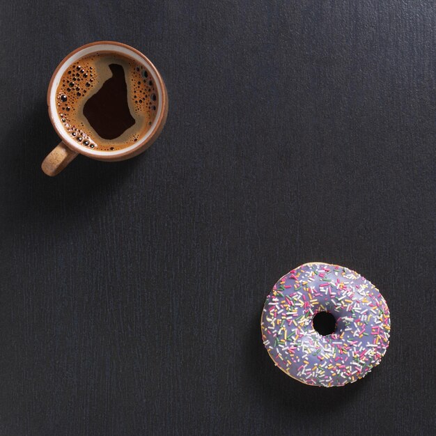 Tazza di caffè con ciambella