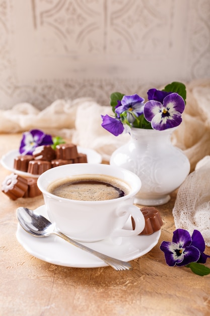 Tazza di caffè con cioccolatini