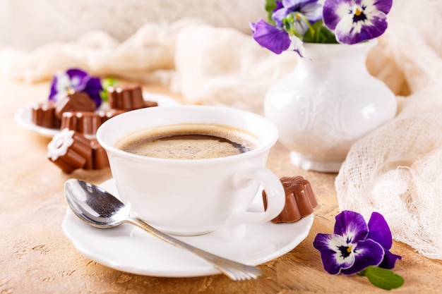 Tazza di caffè con cioccolatini