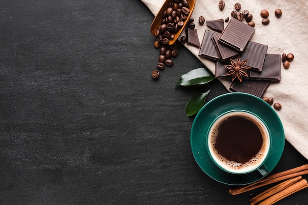 Tazza di caffè con cioccolato e copia spazio