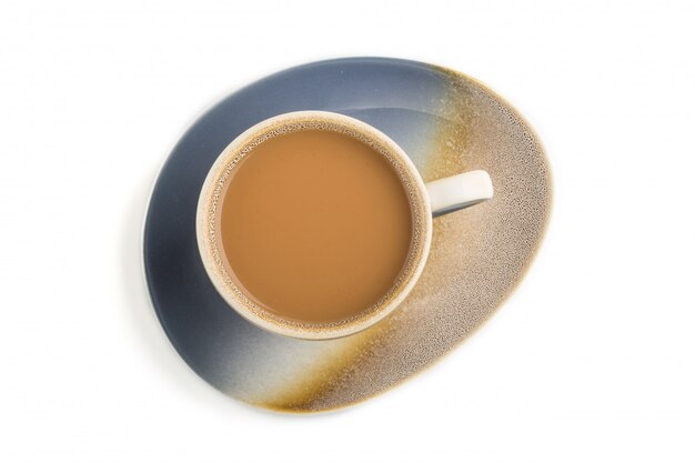 Tazza di caffè con crema sul piatto ceramico isolato, vista superiore.