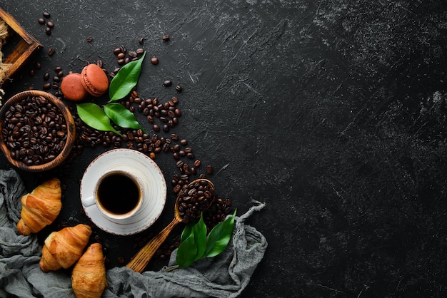 Tazza di caffè con croissant Colazione su sfondo di pietra nera Vista dall'alto Spazio libero per il testo