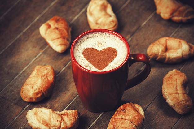 Tazza di caffè con croissant francese