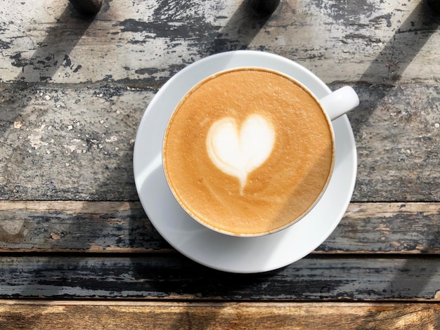 tazza di caffè con cuore latte art