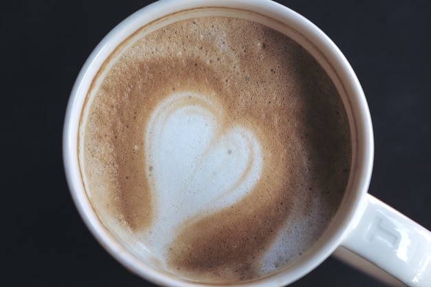 tazza di caffè con cuore latte art