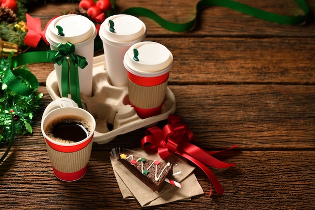 Tazza di caffè con decorazioni natalizie sul vecchio tavolo in legno