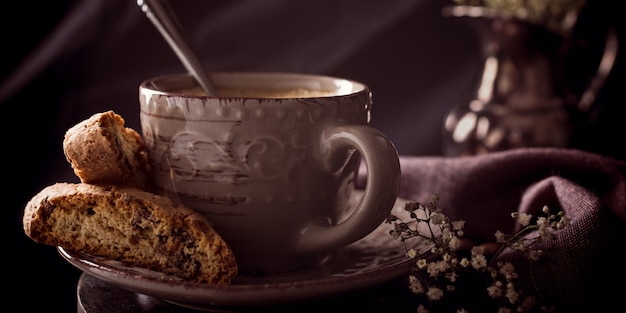 Tazza di caffè con fagioli