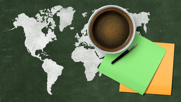 Tazza di caffè con la carta vuota Concetto di giornata internazionale del caffè