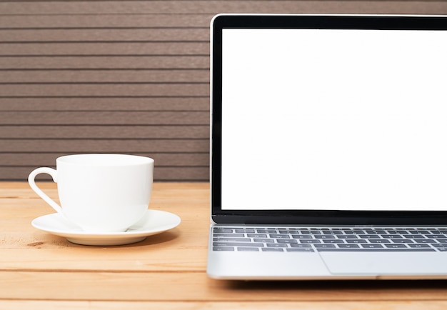 Tazza di caffè con laptop