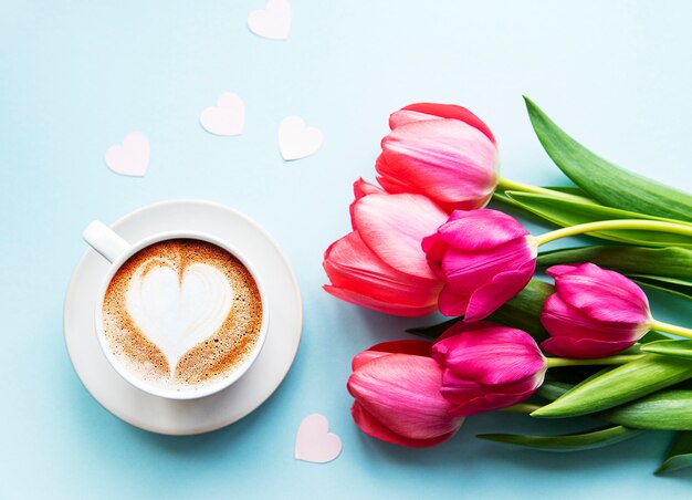 Tazza di caffè con latte art e tulipani