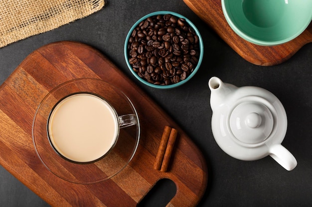 Tazza di caffè con latte cremoso.