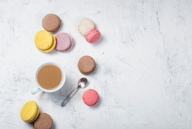 Tazza di caffè con latte e amaretti