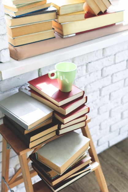 Tazza di caffè con libro.