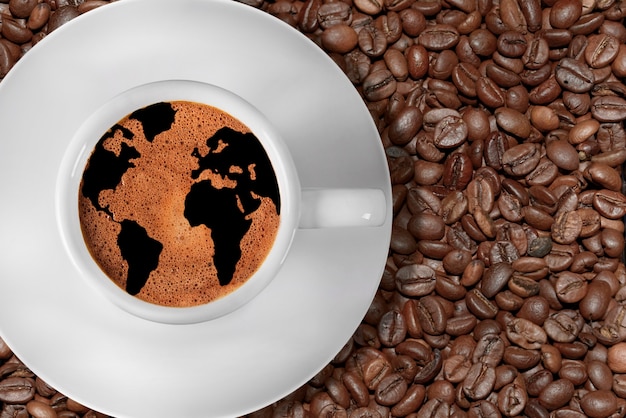 tazza di caffè con mappa del mondo nella schiuma