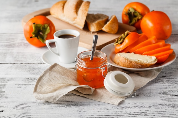 Tazza di caffè con marmellata di albicocche e pane