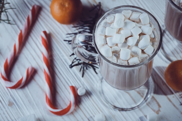 Tazza di caffè con marshmallow e bastoncino di zucchero