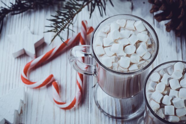 Tazza di caffè con marshmallow e bastoncino di zucchero