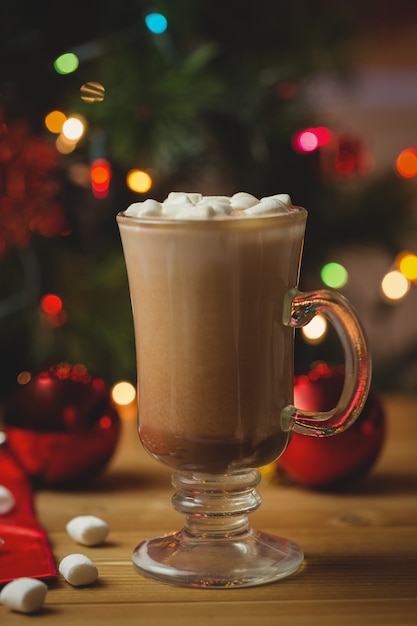 Tazza di caffè con marshmallow sul tavolo di legno