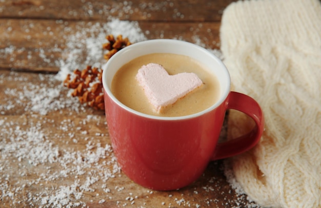 Tazza di caffè con marshmallow sul tavolo di legno