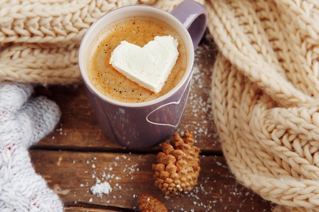 Tazza di caffè con marshmallow sul tavolo di legno