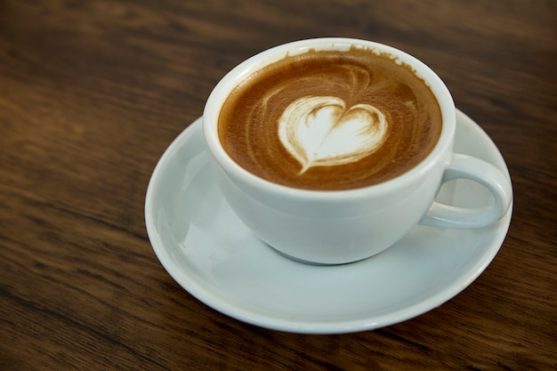 Tazza di caffè con motivo a cuore