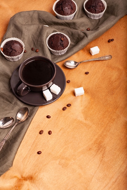 Tazza di caffè con muffin al cioccolato fresco