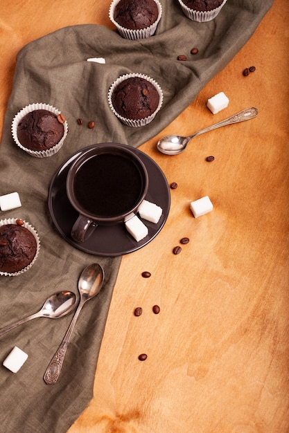 Tazza di caffè con muffin al cioccolato fresco