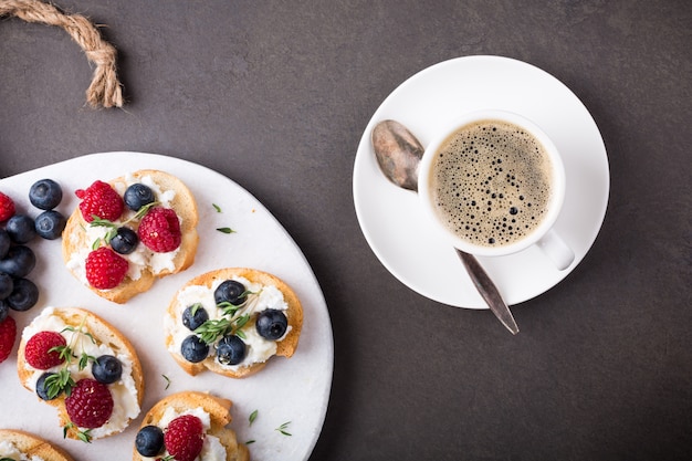 Tazza di caffè con panini alla frutta