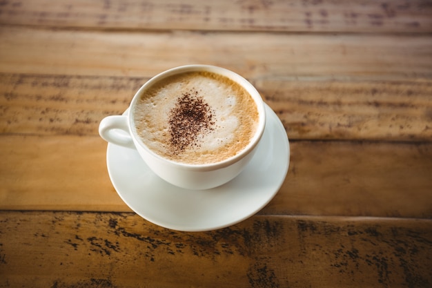 tazza di caffè con piattino