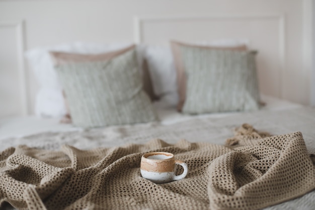 Tazza di caffè con plaid caldo Colazione a letto