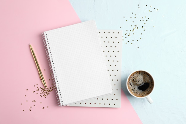 Tazza di caffè con quaderni, stelle glitter e penna
