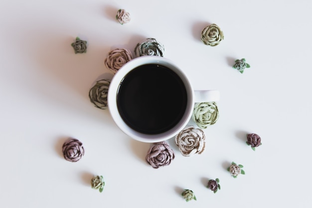 tazza di caffè con rose colorate in stile minimal