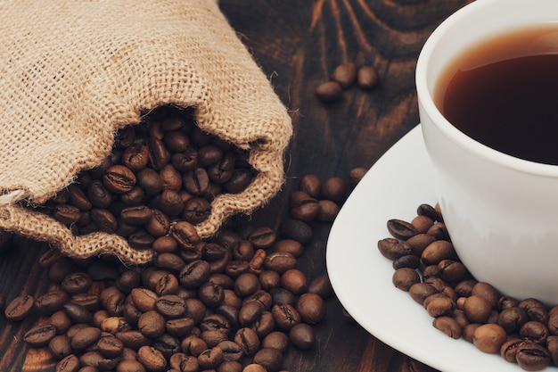 Tazza Di Caffè Con Sacco Di Iuta Di Fagioli Arrostiti