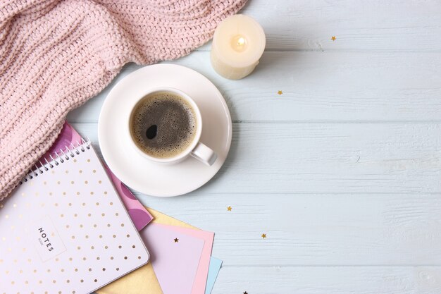 Tazza di caffè con schiuma da vicino con posto per il testo