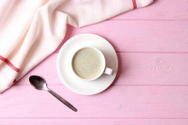 Tazza di caffè con schiuma da vicino con posto per il testo