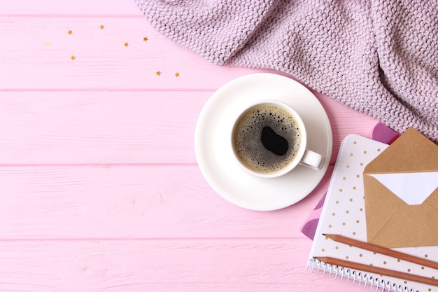 Tazza di caffè con schiuma da vicino con posto per il testo