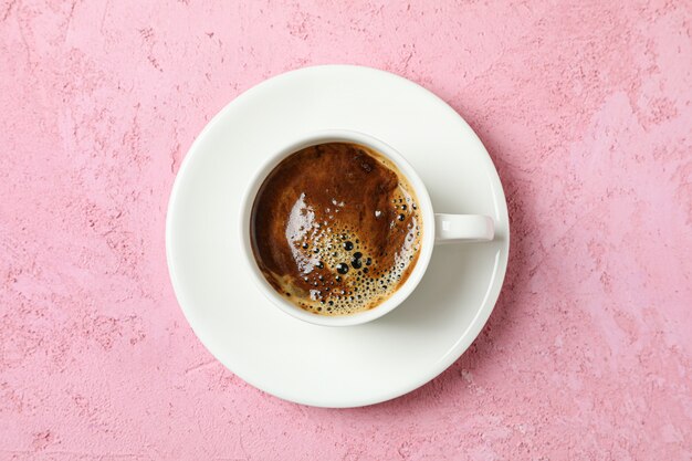 Tazza di caffè con schiuma schiumosa sul colore di sfondo