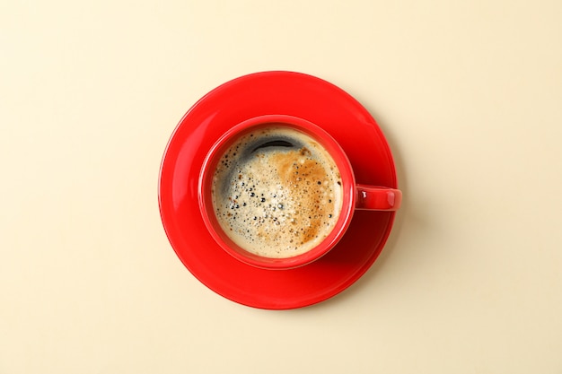 Tazza di caffè con schiuma schiumosa sul colore