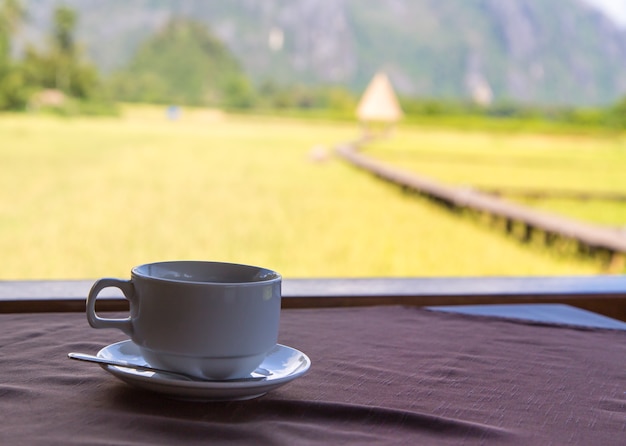 tazza di caffè con sfocatura sfondo campo di riso