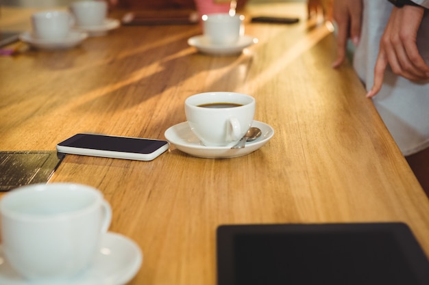 Tazza di caffè con smartphone