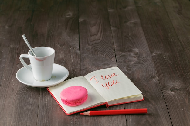 Tazza di caffè con traccia di rossetto