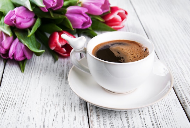 Tazza di caffè con tulipani