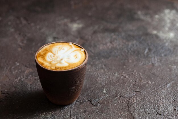 Tazza di caffè con un sacco di bella arte del latte, farfalla di schiuma di latte