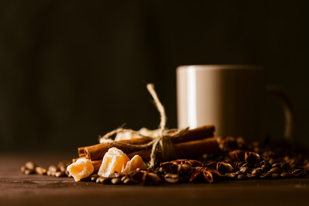 Tazza di caffè con un sacco di tela di fagioli arrostiti sul tavolo rustico