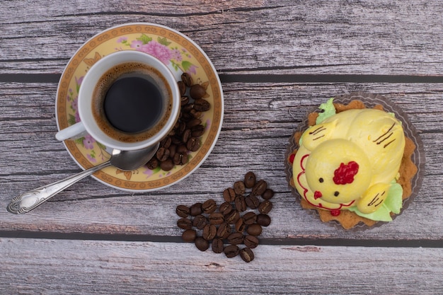 tazza di caffè con una bella torta