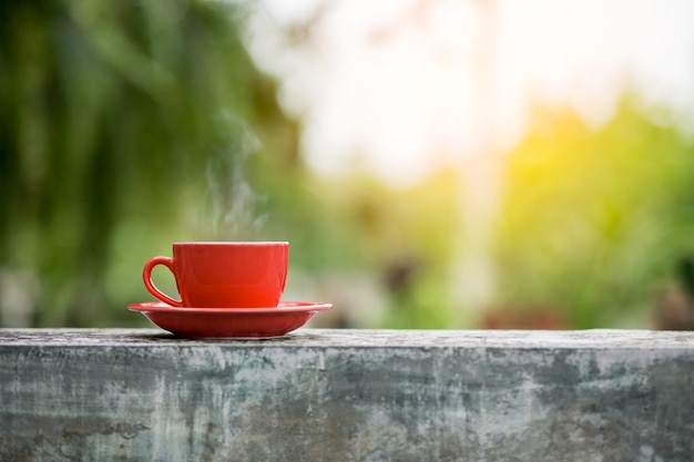 Tazza di caffè con uno sfondo sfocato