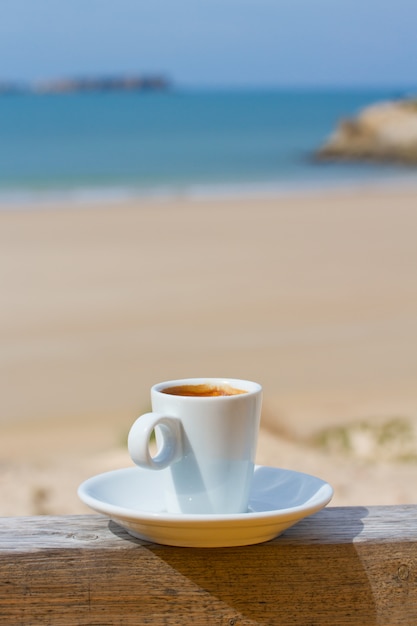 Tazza di caffè con vista sulla spiaggia