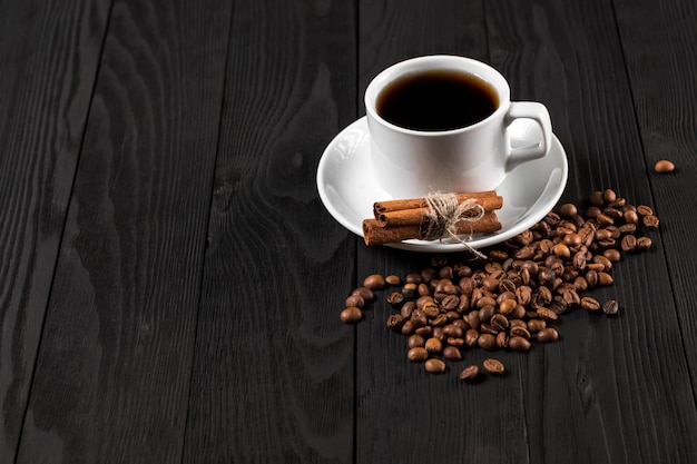 Tazza di caffè con zucchero di canna su un tavolo di legno.