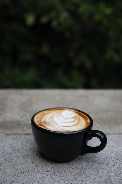 Tazza di caffè del cappuccino su fondo di legno