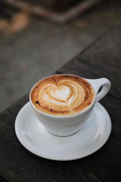 Tazza di caffè del cappuccino su fondo di legno